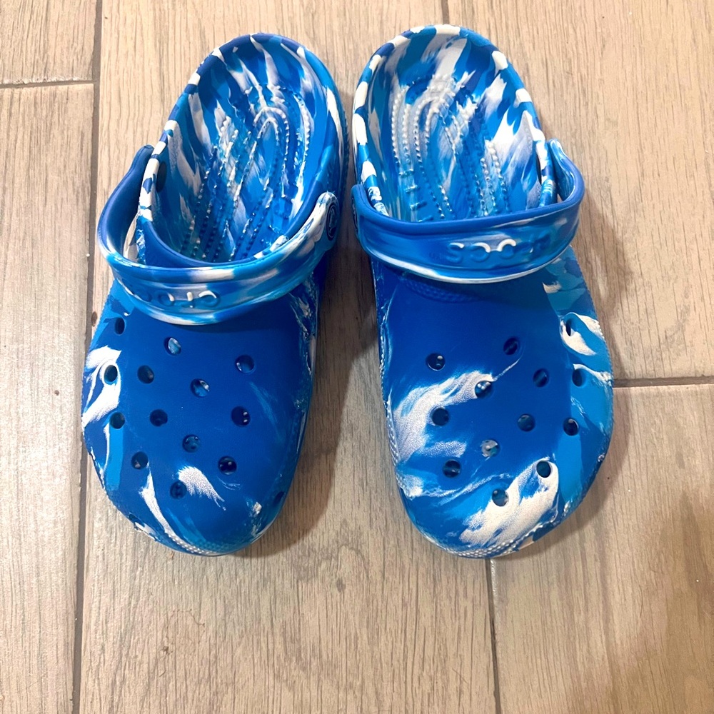 Crocs blue and white marble